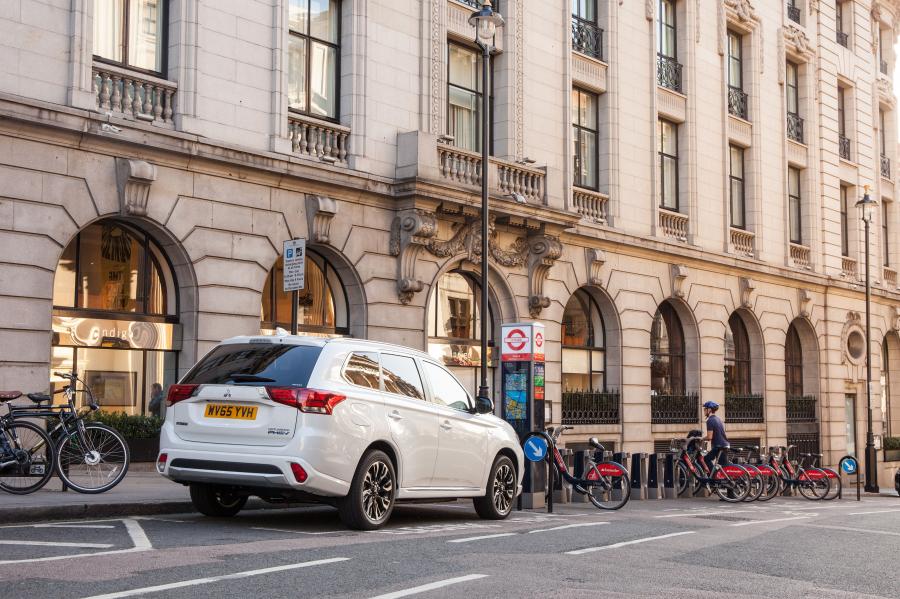  Mitsubishi Outlander PHEV 2015 года  (UK) (фото 13 из 31)